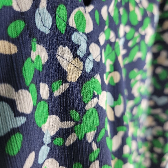 Chicos Abstract Dot Ditsy Floral Sheer Sleeve V Neck Round Hem Popover Blouse - Picture 6 of 12